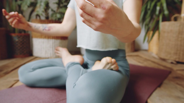 近距离观看女子在莲花姿势与手在马德拉斯沉思视频素材