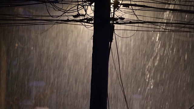 暴雨和强风在夜间进入村庄。视频素材