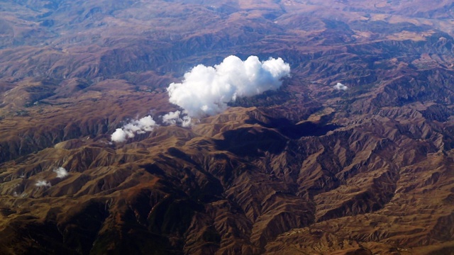 从空中拍摄的自然山脉和草地的鸟瞰图视频下载