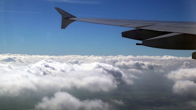 从空中拍摄的自然云图陆地鸟瞰图视频素材