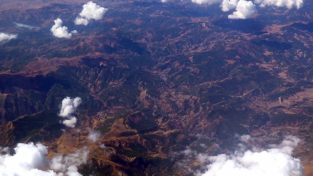 从空中拍摄的自然山脉和草地的鸟瞰图视频素材