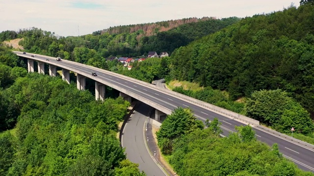 森林与德国小城市之间的道路鸟瞰图视频素材