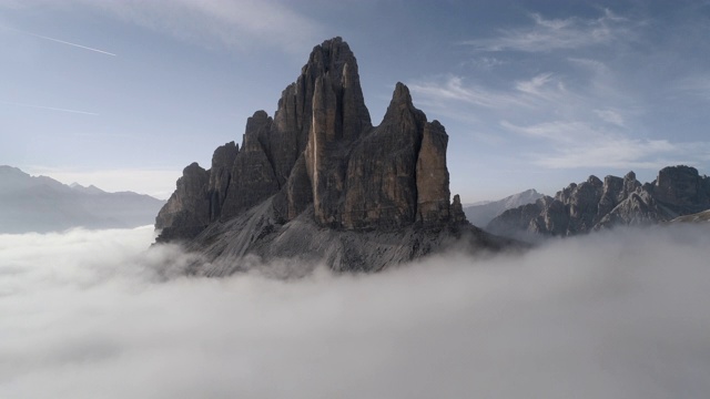 意大利Dolomites, trecime Di Lavaredo，无人机穿过云层，露出山顶视频素材