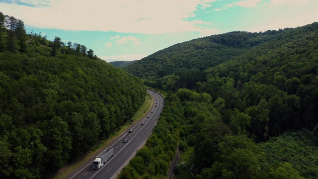 德国森林之间的道路鸟瞰图视频素材