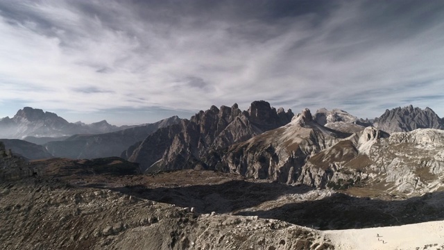 由无人机拍摄的山区地形，Dolomites，意大利视频素材