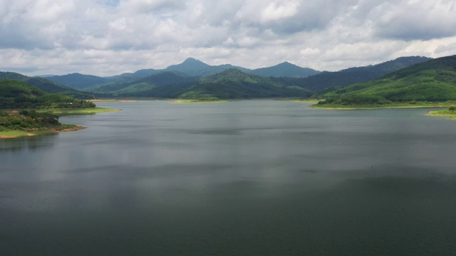 泰国南部大坝中的河流鸟瞰图视频素材