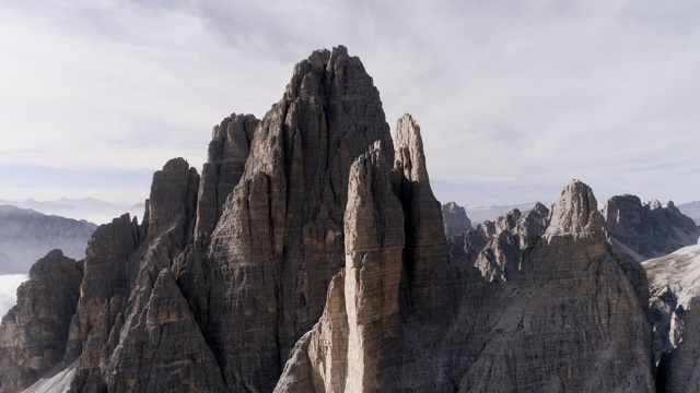 航拍照片显示山峰在Dolomites，意大利视频素材