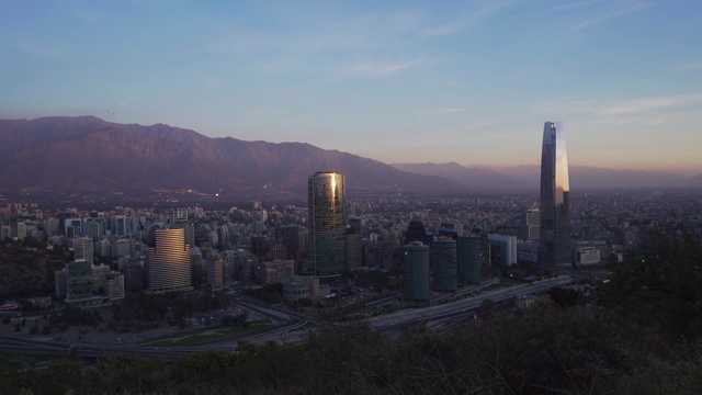 智利首都圣地亚哥的空中天际线视频素材