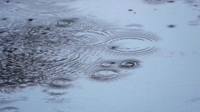 雨点落在路面上的慢动作拍摄。视频素材