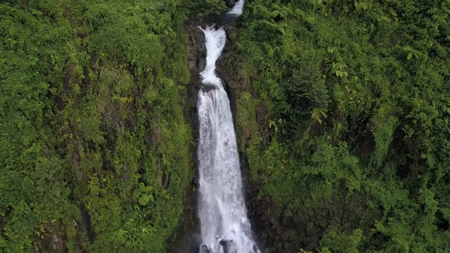 多米尼加特拉法加瀑布的4K航拍镜头视频素材