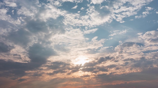 日落时的天空、太阳和云都带有光线。自然背景视频素材