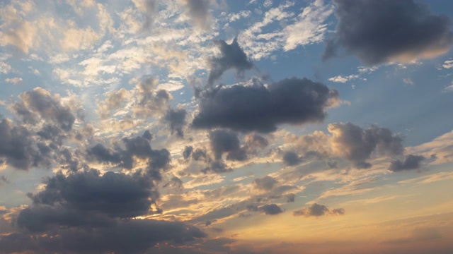 日落时的天空、太阳和云都带有光线。自然背景视频素材