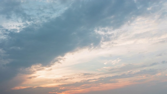 日落时的天空、太阳和云都带有光线。自然背景视频素材