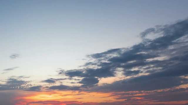 日落时的天空、太阳和云都带有光线。自然背景视频素材