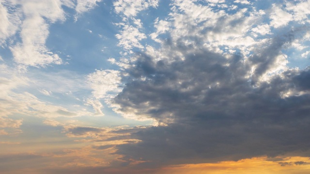 日落时的天空、太阳和云都带有光线。自然背景视频素材