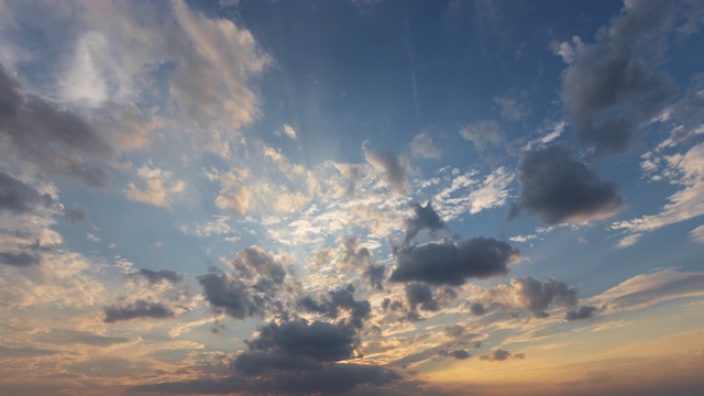 日落时的天空、太阳和云都带有光线。自然背景视频素材