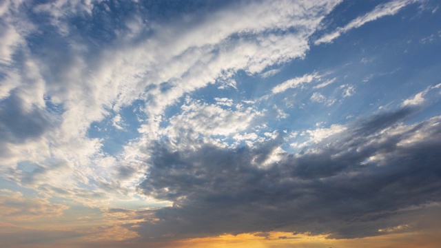 日落时的天空、太阳和云都带有光线。自然背景视频素材