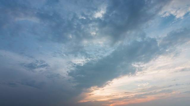 日落时的天空、太阳和云都带有光线。自然背景视频素材