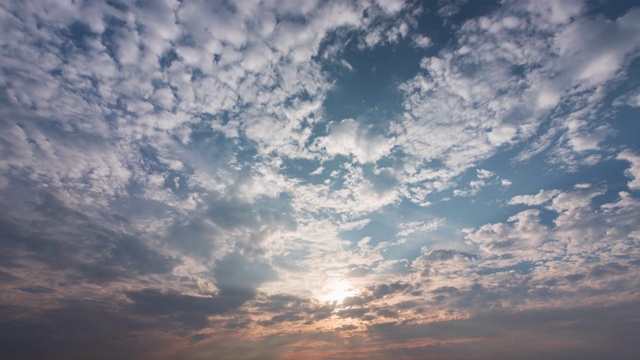 日落时的天空、太阳和云都带有光线。自然背景视频素材