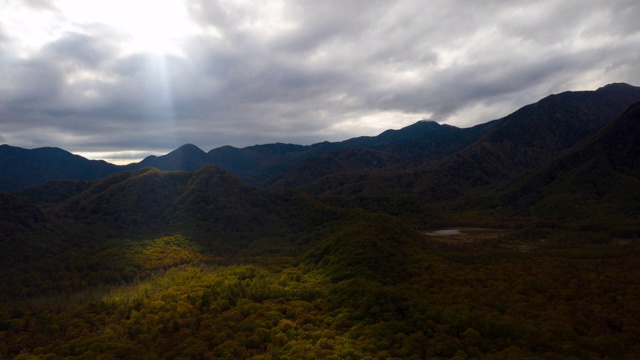 鸟瞰图上的超延时光点在山上视频素材