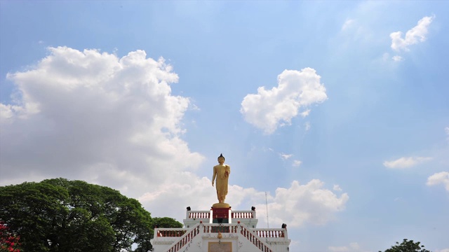 天空在佛像后面快速移动，泰国时间实验室视频素材