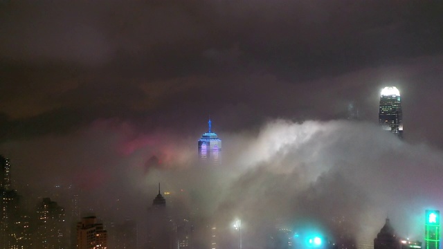 照亮了香港的摩天大楼和浓雾视频素材