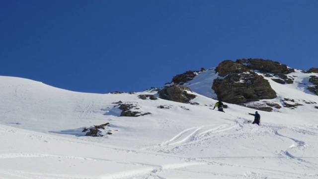 滑雪板和滑雪者上坡4k视频素材