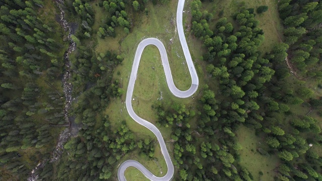 空中俯瞰森林里的山路视频素材