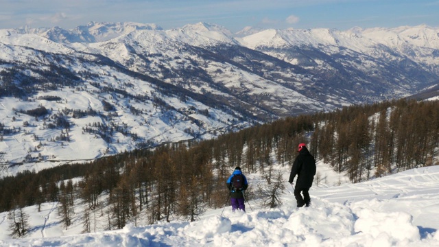 滑雪板和滑雪者击中边远地区4k视频素材