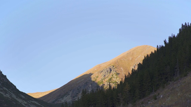 秋天的傍晚，从“拉科娃”山谷眺望斯洛伐克和波兰边境上的山峰“Koncista”和“Klin”视频素材