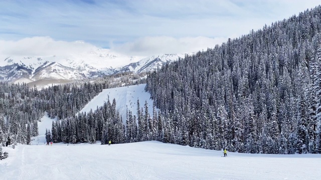 美国特柳赖德滑雪场的滑雪救援巡逻正在下山视频素材