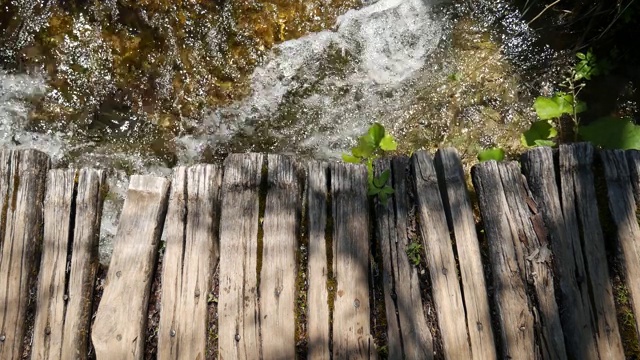 在克罗地亚的Plitvice湖国家公园，穿过绿色茂密的春天森林，越过山河和瀑布。视频素材