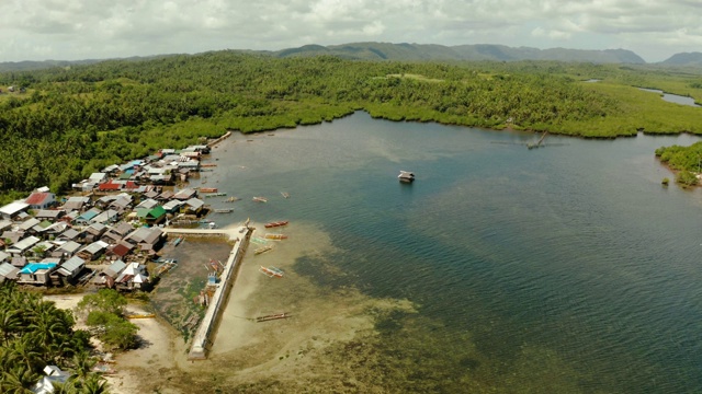 这个小镇是在红树林中。Siargao、菲律宾视频素材