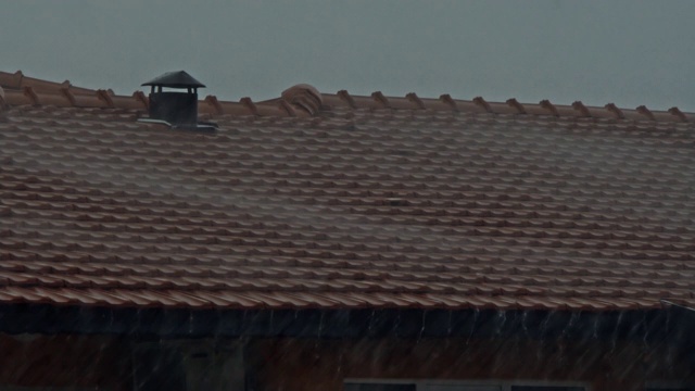 屋顶上的大雨视频素材