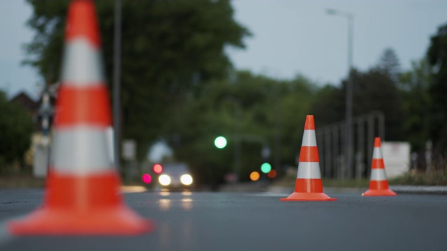 警戒线在路上。事故发生地。交通工具。道路交通。标志视频素材