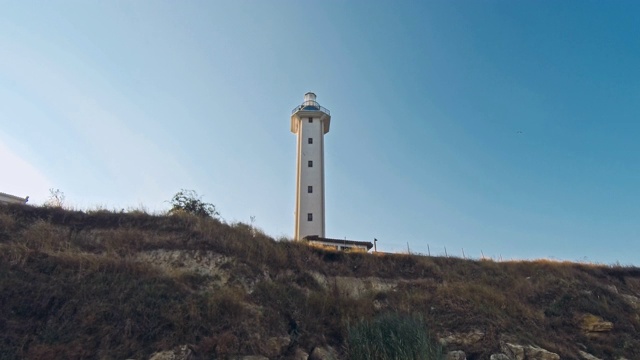 沙丘上的灯塔，映衬着蓝天视频素材