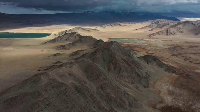 戈壁沙漠山地鸟瞰图视频素材