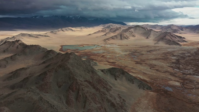 戈壁沙漠山地鸟瞰图视频素材