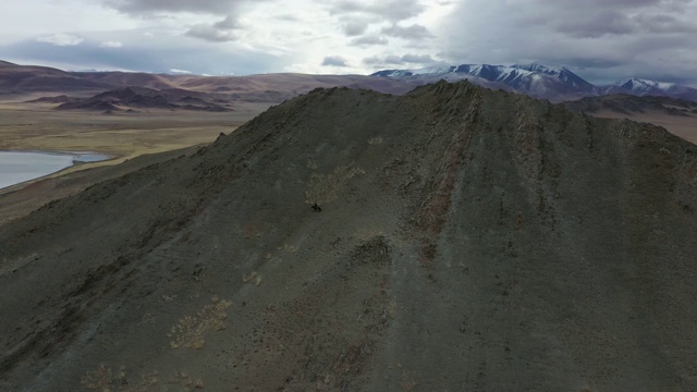 戈壁沙漠山地鸟瞰图视频素材