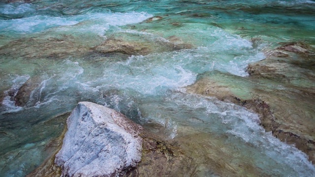 慢动作的地表水在山区河流视频素材