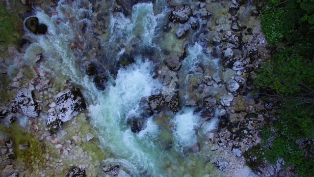 飞过斯洛文尼亚一条山区河流的表面视频素材