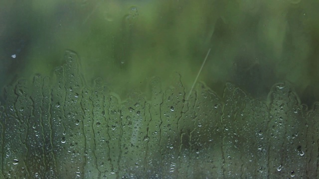 窗户特写与夏天的雨滴。高清视频素材