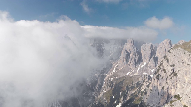 一架无人机在意大利Dolomites的Cadini山上空飞行视频素材