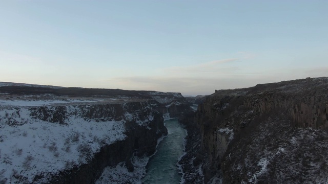 冰岛峡谷的河流视频素材