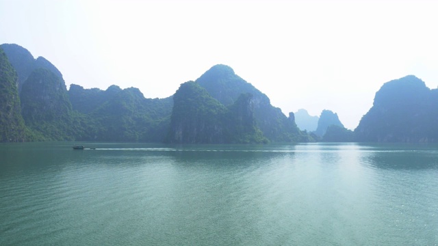 下龙湾全景从游船观光，在越南著名的旅游目的地视频素材