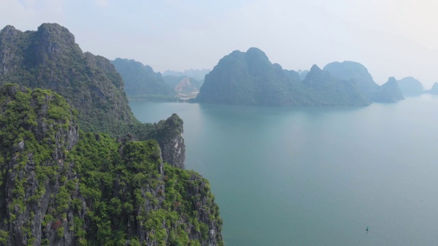 空中:飞越下龙湾岩石尖塔，越南著名的旅游景点视频素材