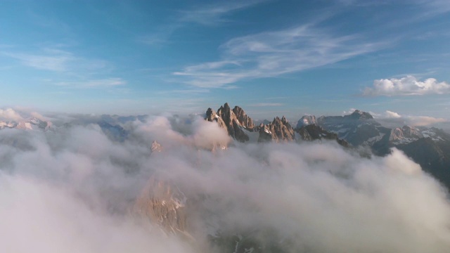 在意大利南蒂罗尔的Dolomites卡迪尼山上空的空中飞行视频素材