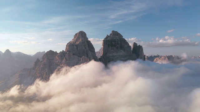 空中飞行在特雷齐姆迪拉瓦雷多山白云石意大利覆盖在云在日落视频素材