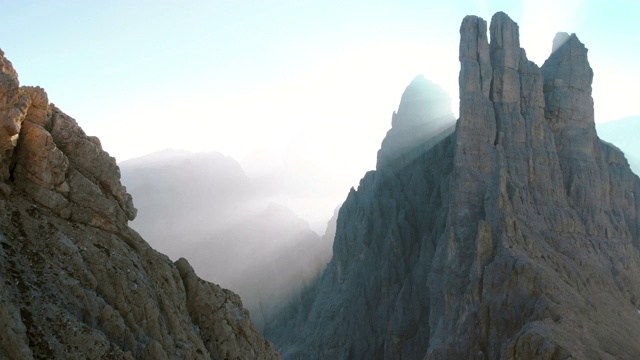 史诗无人机拍摄阳光在瓦约莱特塔山在Dolomites意大利视频素材