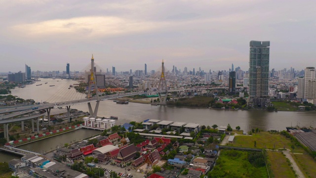 普密蓬大桥和湄南河在结构上的悬索式建筑概念，城市城市，曼谷。日落时分的泰国市中心。视频素材